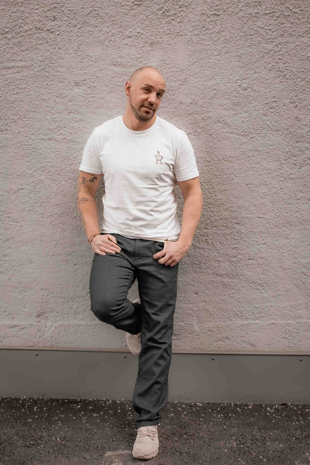 Florian (182cm) trägt Größe L