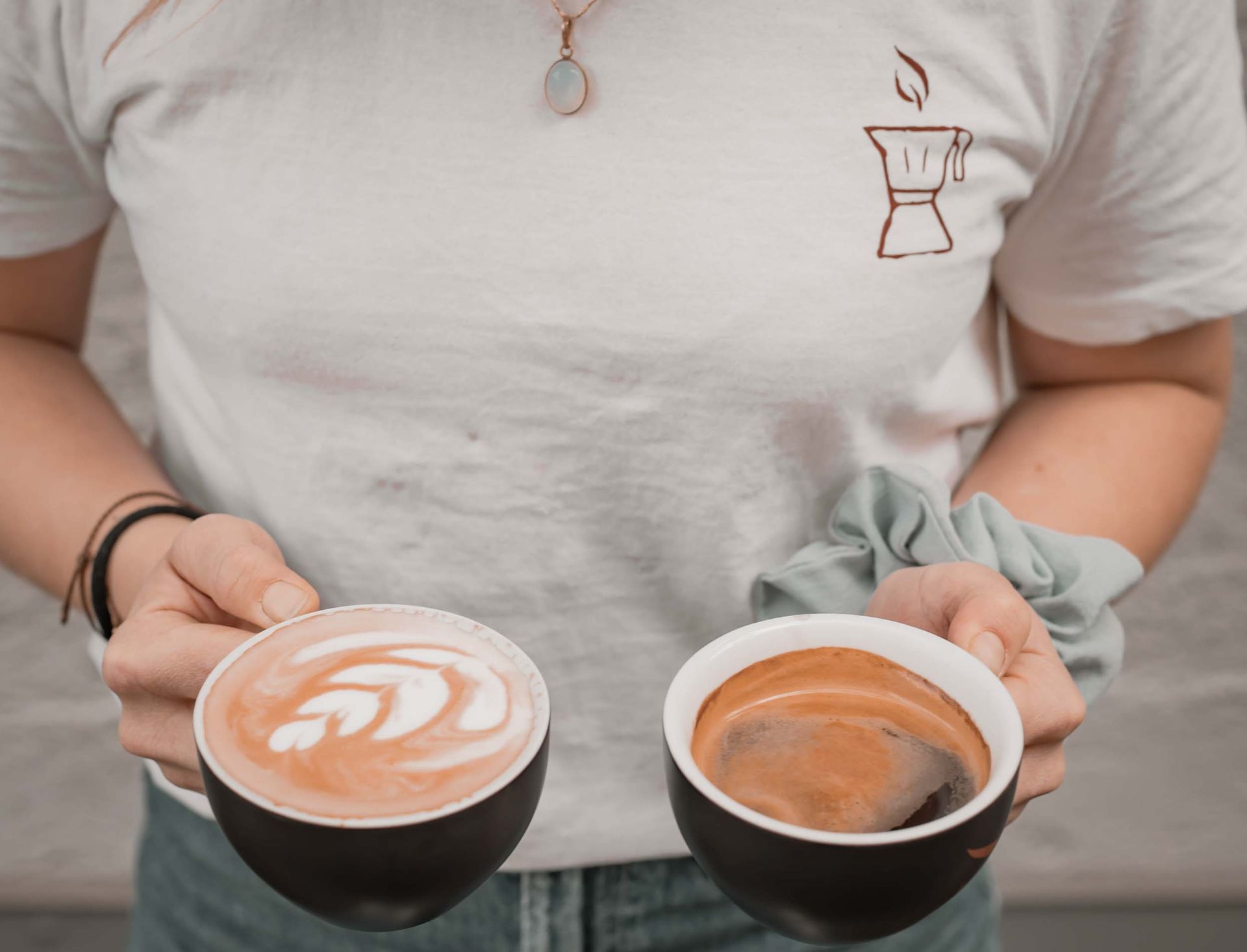 Claudia trägt XS - Hier mit Cappuccino und Americano 