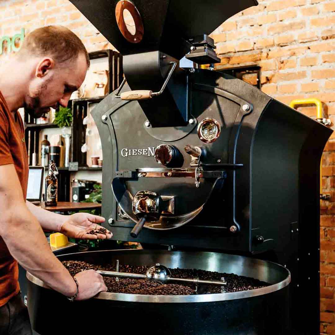 Florian kontrolliert den frischen Röstkaffee