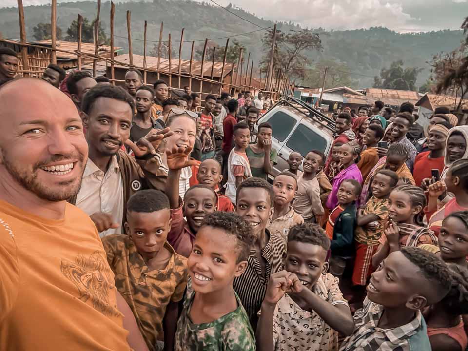 Flo und Astrid besuchen ein Dorf und Kaffeefarm in Äthiopien