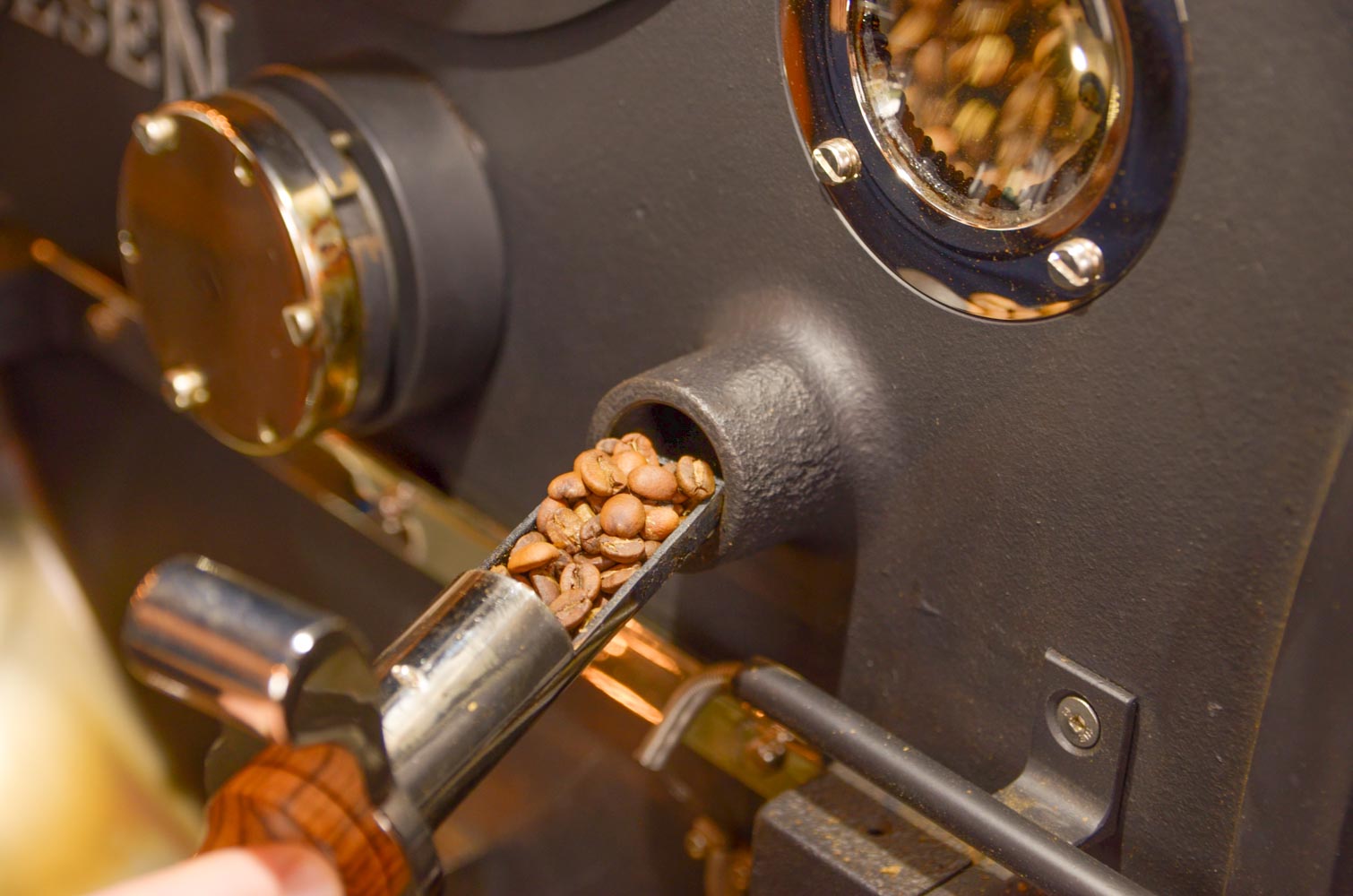 Mit dem Sichtlöffel wird die Qualität während des Röstens überprüft