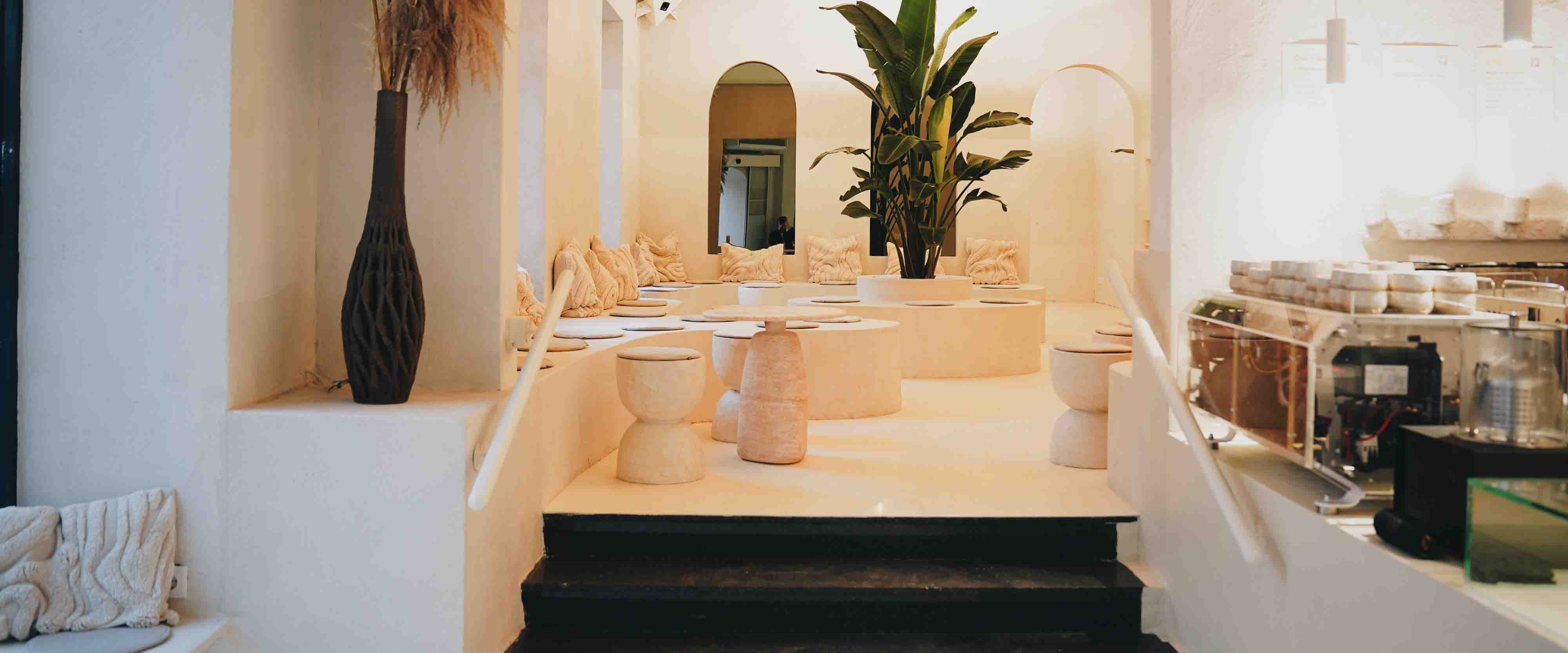 Innenraum des unbound coffee shop Innsbruck mit minimalistischer Einrichtung