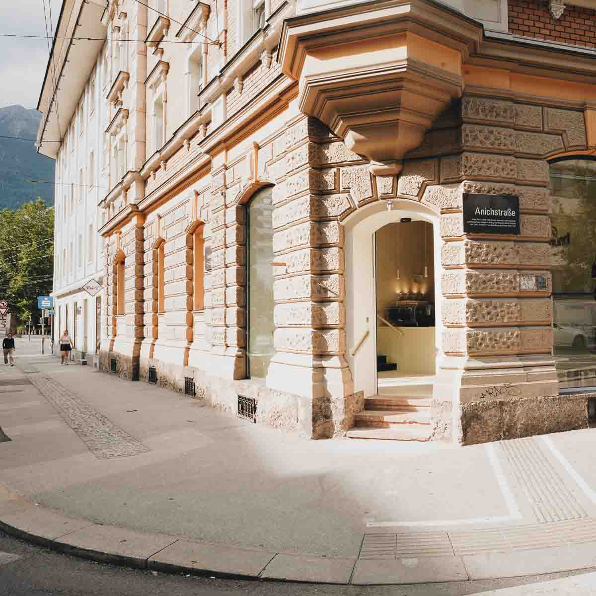 Außenansicht des unbound coffee shop an der Anichstraße 44 in Innsbruck