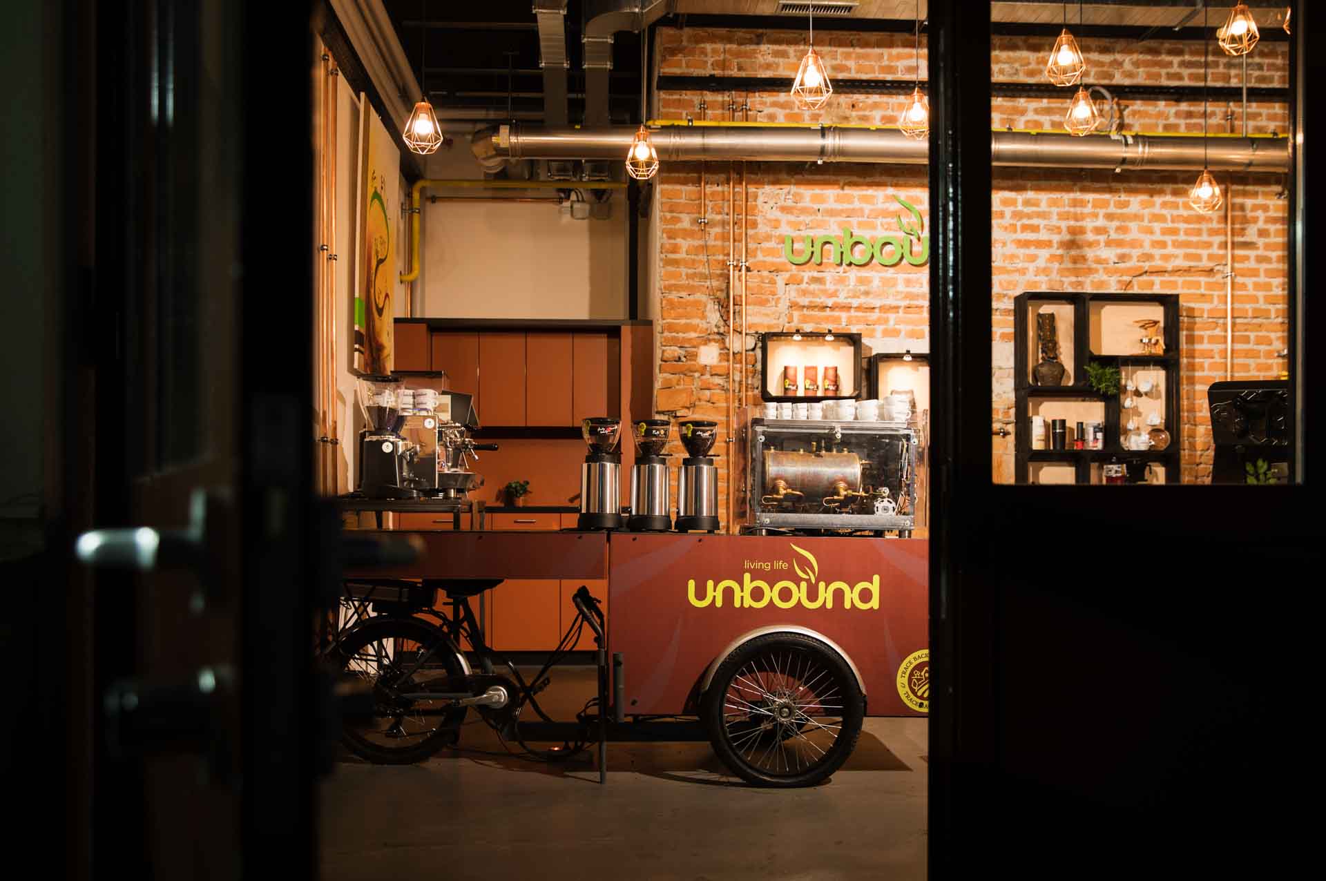 Das Coffeebike in der hell erleuchteten Schaurösterei der unbound coffee roasters