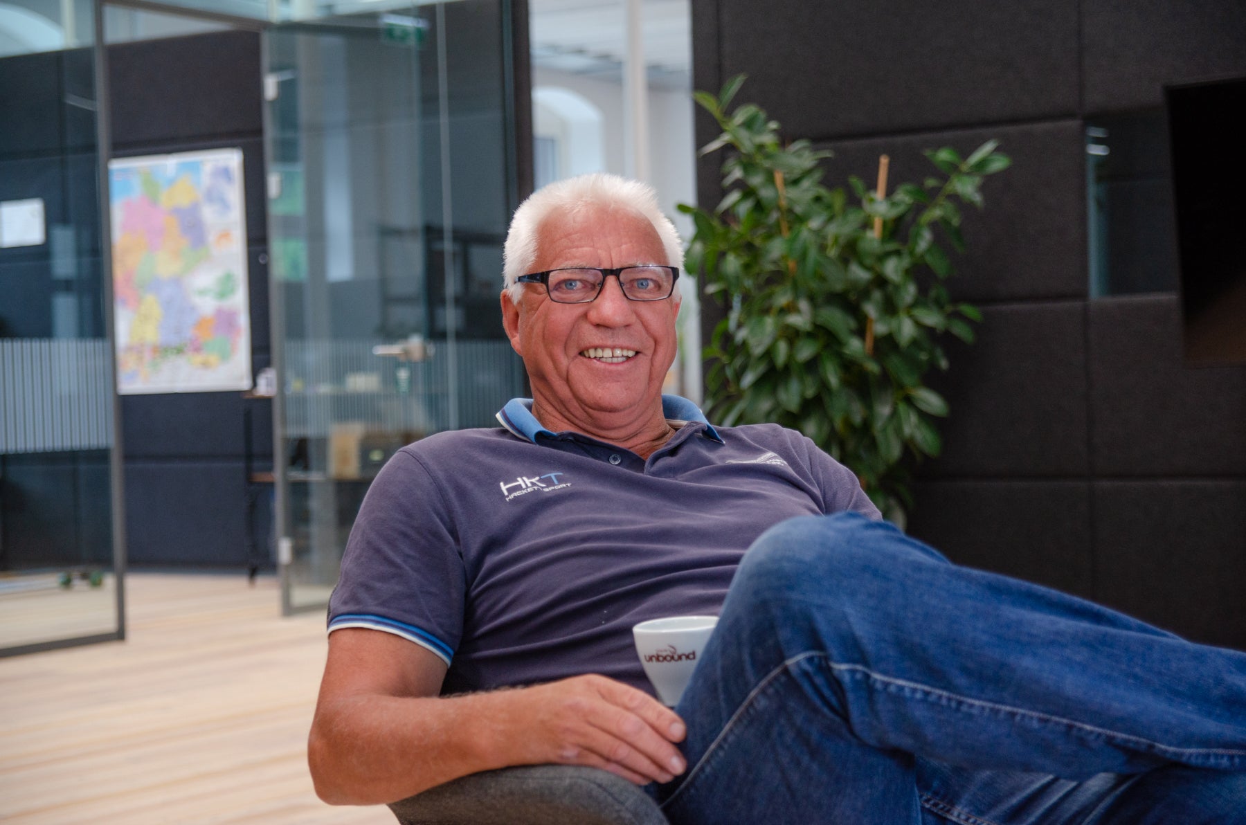 Günther trinkt unbound Kaffee