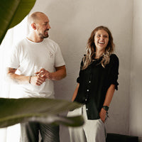 Sunny und Flo vom unbound coffee shop lächeln und unterhalten sich