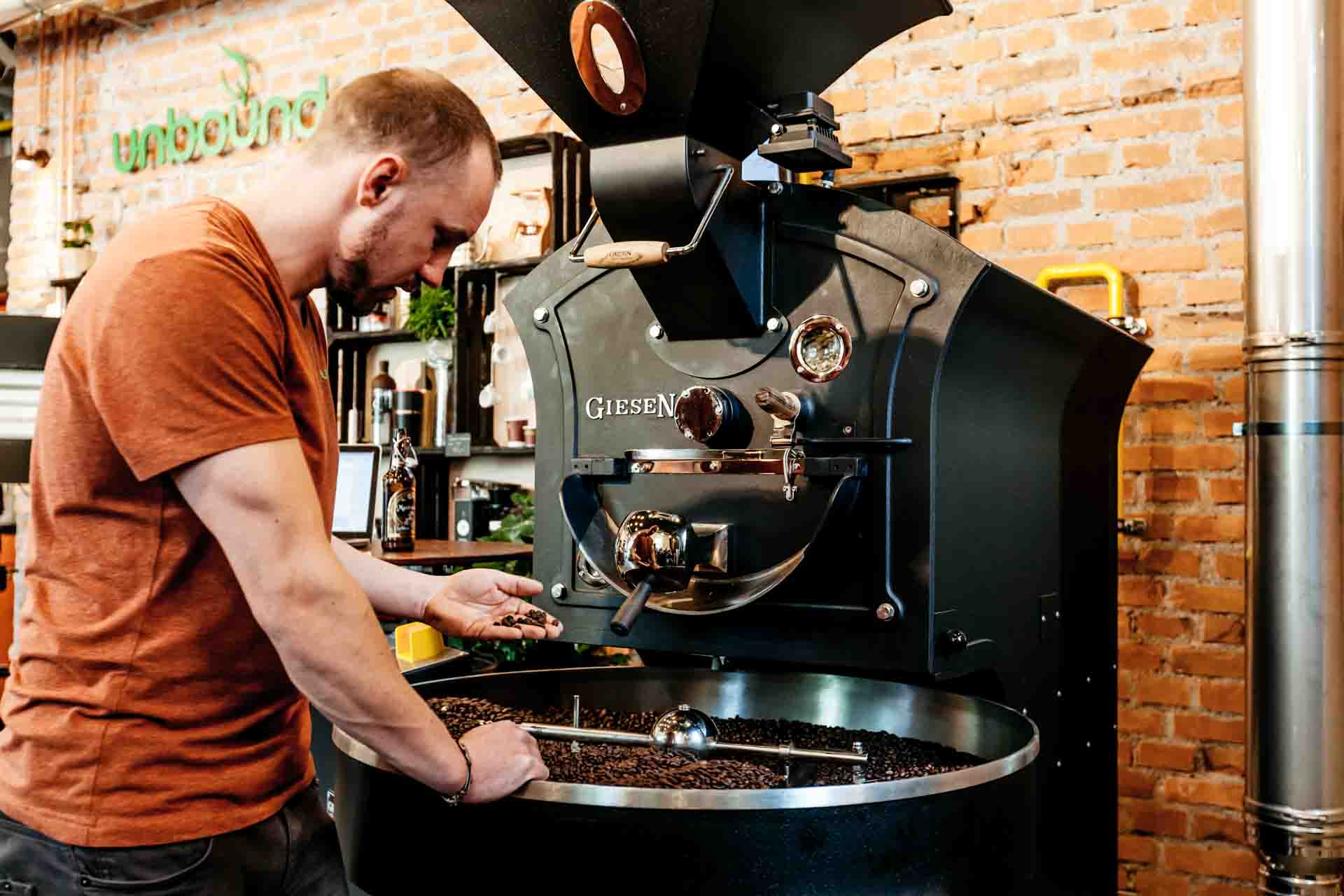 Flo kontrolliert die frisch gerösteten Kaffeebohnen